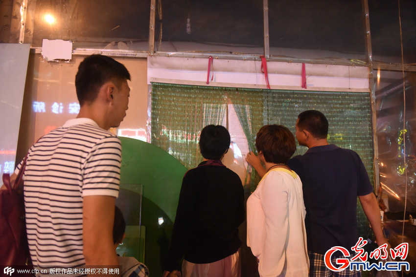 山东青岛：宰客烧烤店成&ldquo;景点&rdquo; 游人&ldquo;参观&rdquo;拍照