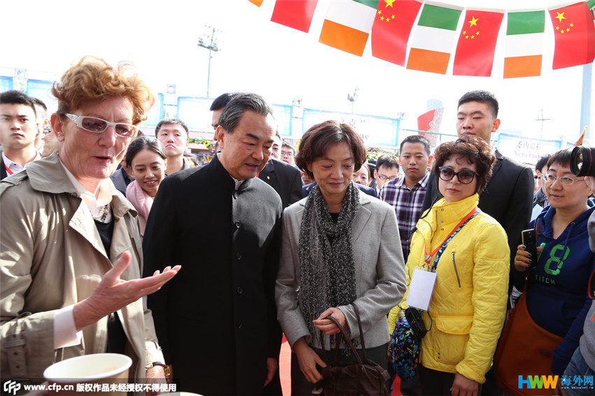 王毅夫妇助阵&ldquo;大爱无国界&rdquo;国际义卖