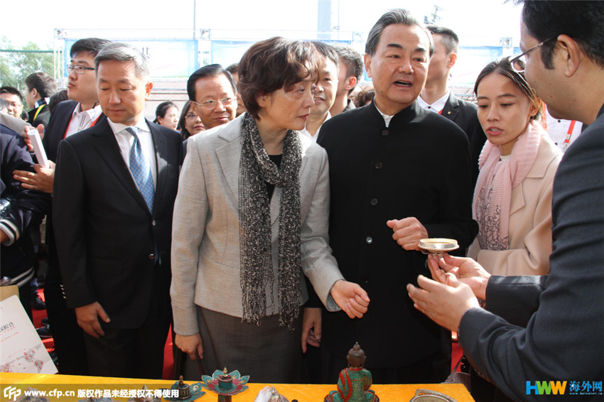 王毅夫妇助阵&ldquo;大爱无国界&rdquo;国际义卖