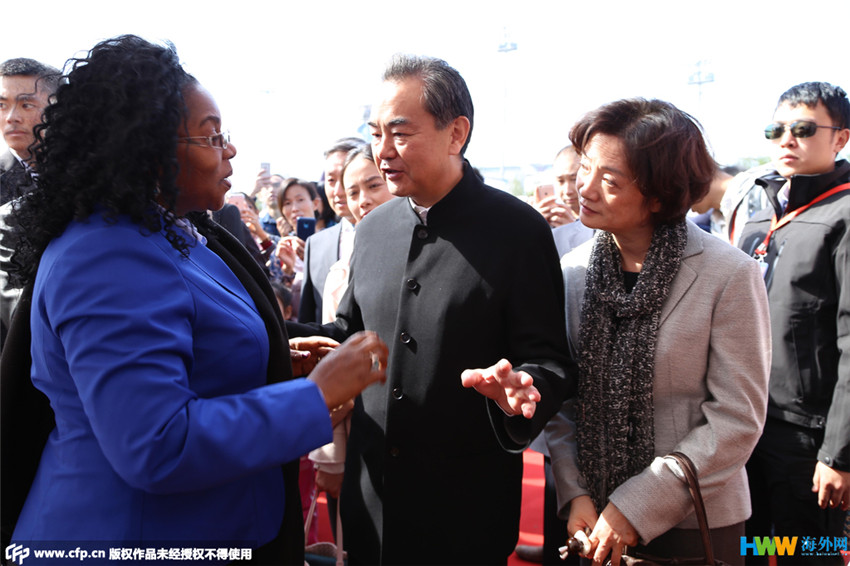 王毅夫妇助阵&ldquo;大爱无国界&rdquo;国际义卖