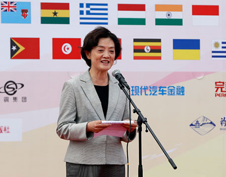 王毅夫妇助阵&ldquo;大爱无国界&rdquo;国际义卖
