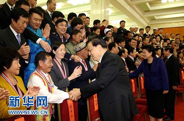 10月13日,第五届全国道德模范座谈会在北京召开。中共中央政治局常委、中央文明委主任刘云山会见第五届全国道德模范和提名奖获得者并在座谈会上讲话。新华社记者马占成摄 10月13日,第五届全国道德模范座谈会在北京召开。中共中央政治局常委、中央文明委主任刘云山会见第五届全国道德模范和提名奖获得者并在座谈会上讲话。新华社记者马占成摄