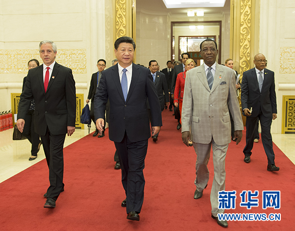 10月16日，2015减贫与发展高层论坛在北京人民大会堂举行。国家主席习近平出席论坛并发表题为《携手消除贫困促进共同发展》的主旨演讲。这是习近平与出席论坛的外国领导人步入会场。 新华社记者李学仁摄