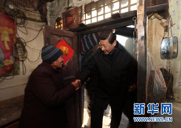 2012年12月29日至30日,中共中央总书记、中央军委主席习近平在河北省阜平县看望慰问困难群众。这是习近平在龙泉关镇骆驼湾村到困难群众唐荣斌家看望。 新华社记者 兰红光 摄 2012年12月29日至30日,中共中央总书记、中央军委主席习近平在河北省阜平县看望慰问困难群众。这是习近平在龙泉关镇骆驼湾村到困难群众唐荣斌家看望。 新华社记者 兰红光 摄