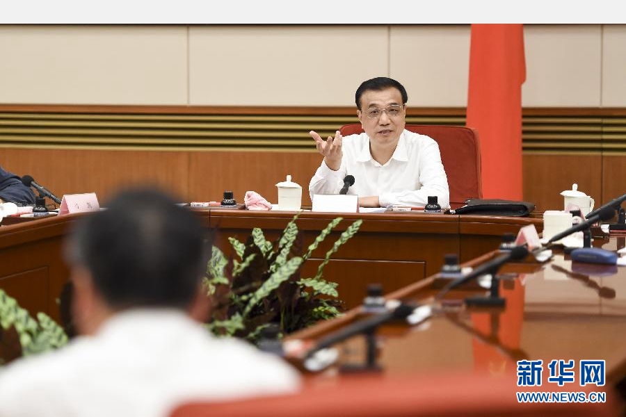 10月16日，中共中央政治局常委、国务院总理李克强在北京主持召开金融企业座谈会，并作重要讲话。中共中央政治局常委、国务院副总理张高丽出席。新华社记者 谢环驰 摄