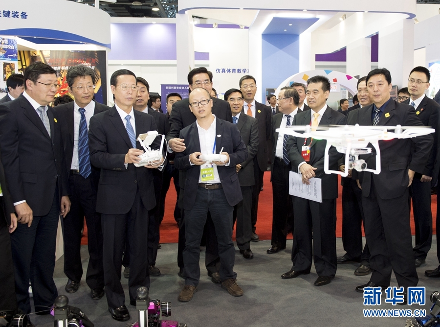 这是出席论坛之前参观全国大众创业万众创新活动周主题展示时，张高丽在大疆科技展台体验无人机操作。 新华社记者 王晔 摄