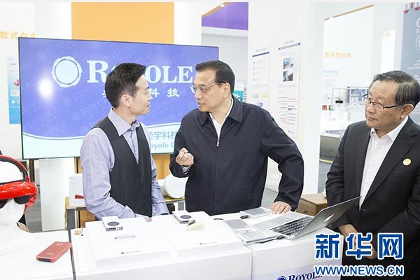 10月19日，中共中央政治局常委、国务院总理李克强在北京出席首届&ldquo;全国大众创业万众创新活动周&rdquo;，并考察主题展区。这是李克强在听取超薄柔性显示项目介绍。新华社记者黄敬文摄