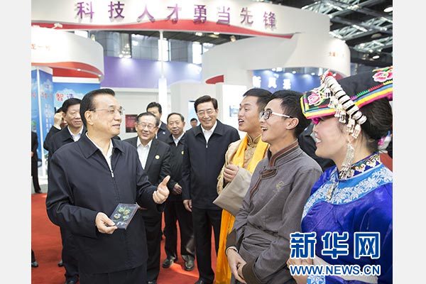 10月19日，中共中央政治局常委、国务院总理李克强在北京出席首届&ldquo;全国大众创业万众创新活动周&rdquo;，并考察主题展区。这是李克强与大学毕业后返乡创业经营九寨沟民俗风情街的年轻人亲切交流。新华社记者黄敬文摄