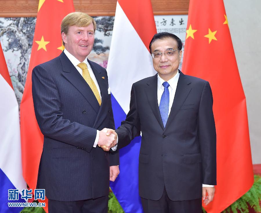 10月26日，国务院总理李克强在北京人民大会堂会见来华进行国事访问的荷兰国王威廉－亚历山大。 新华社记者 李涛 摄 