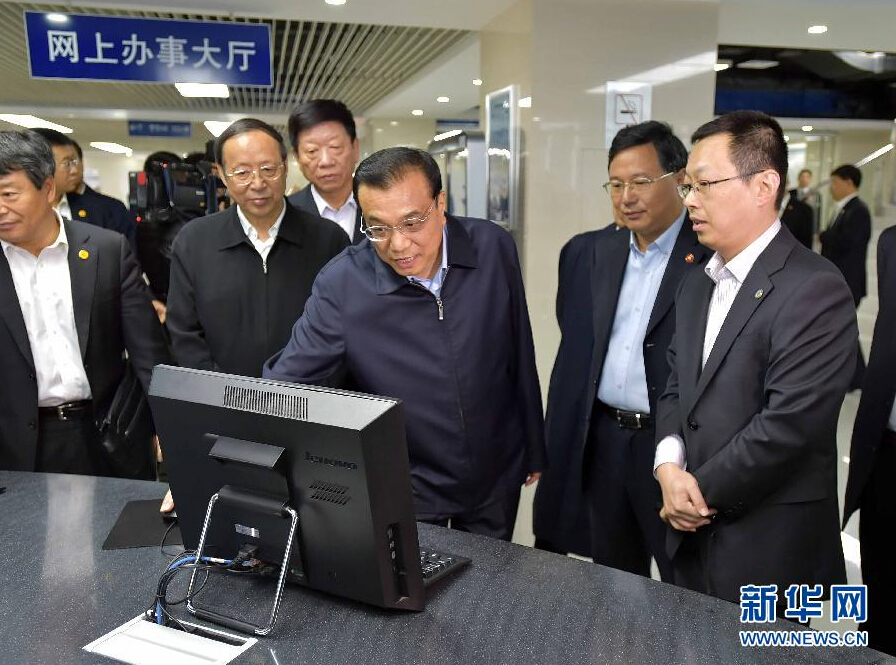 10月30日，中共中央政治局常委、国务院总理李克强在安徽合肥考察。这是李克强在合肥公共资源交易中心，详细了解政府采购、建设工程、产权交易、土地出让等招投标程序和监管服务体系运转情况。新华社记者 李涛 摄