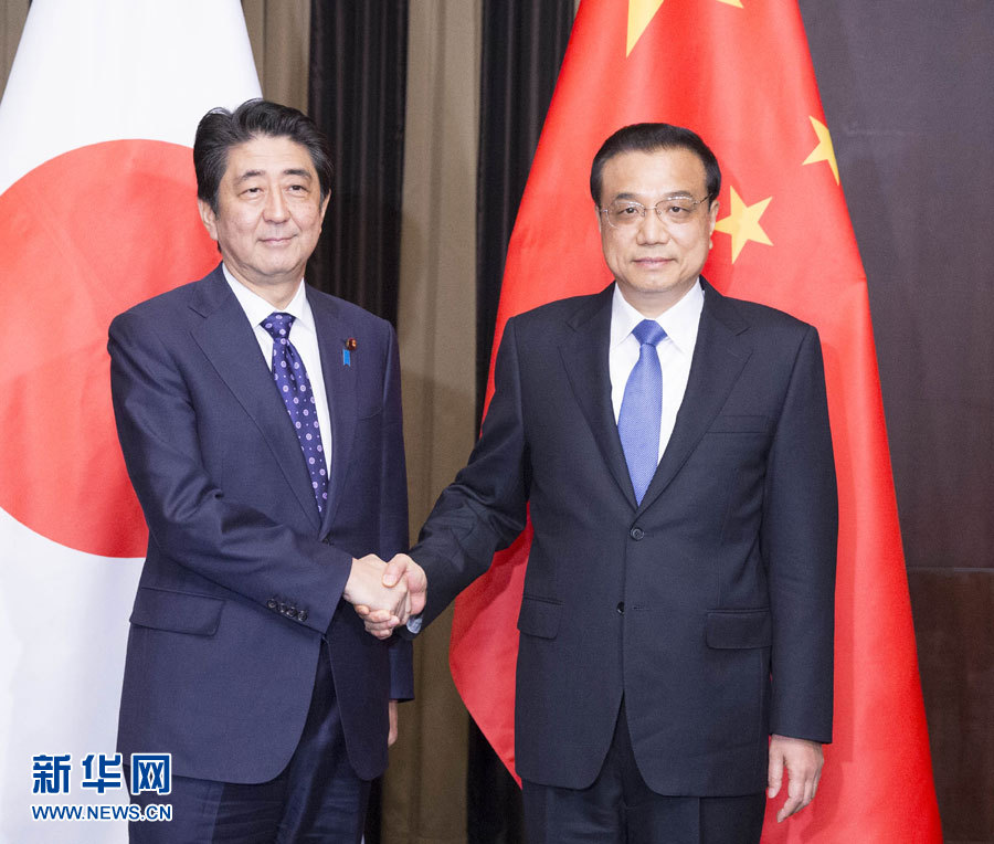 当地时间11月1日晚，国务院总理李克强在首尔下榻饭店应约会见出席第六次中日韩领导人会议的日本首相安倍晋三。 新华社记者 黄敬文 摄 