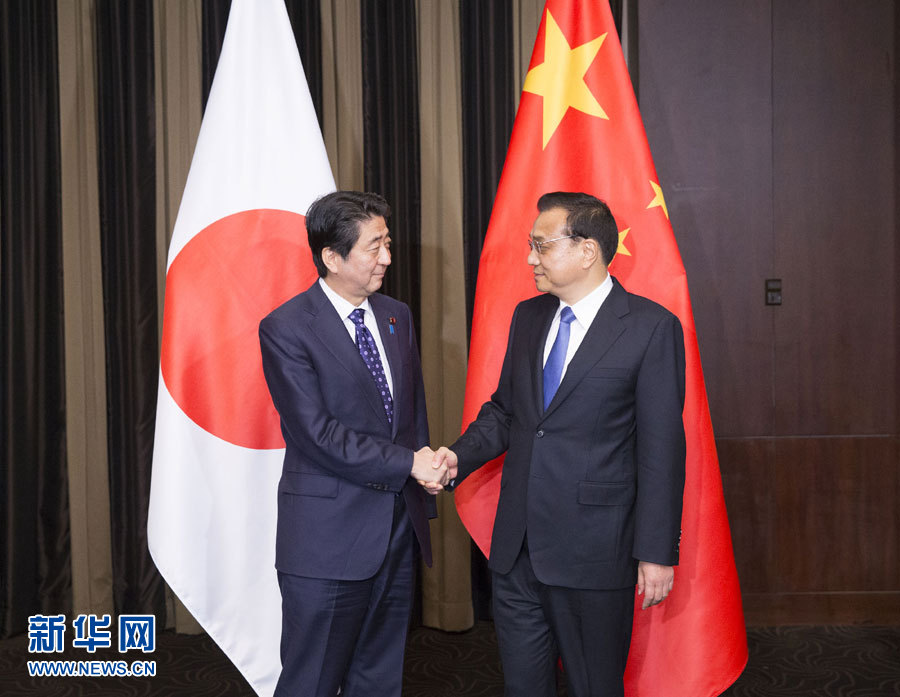 当地时间11月1日晚，国务院总理李克强在首尔下榻饭店应约会见出席第六次中日韩领导人会议的日本首相安倍晋三。 新华社记者 黄敬文 摄 
