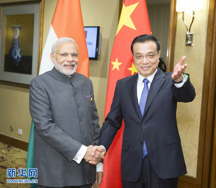 11月21日，中国国务院总理李克强在马来西亚吉隆坡会见印度总理莫迪。 新华社记者 黄敬文 摄