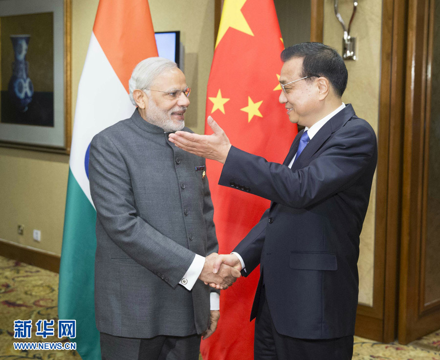 11月21日，中国国务院总理李克强在马来西亚吉隆坡会见印度总理莫迪。 新华社记者 黄敬文 摄