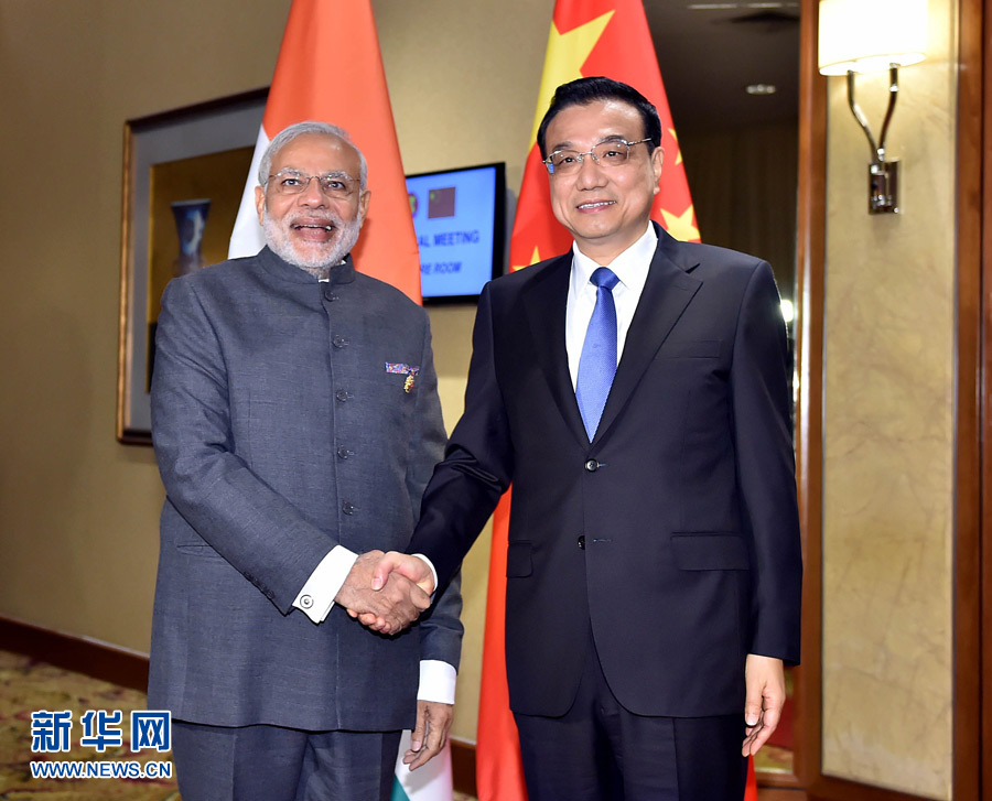  11月21日，中国国务院总理李克强在马来西亚吉隆坡会见印度总理莫迪。 新华社记者 李涛 摄 