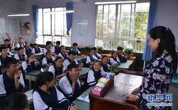 （新华全媒头条&middot;国际盲人节）（2）盲人女教师刘芳：&ldquo;中国大山里的海伦&middot;凯勒&rdquo;