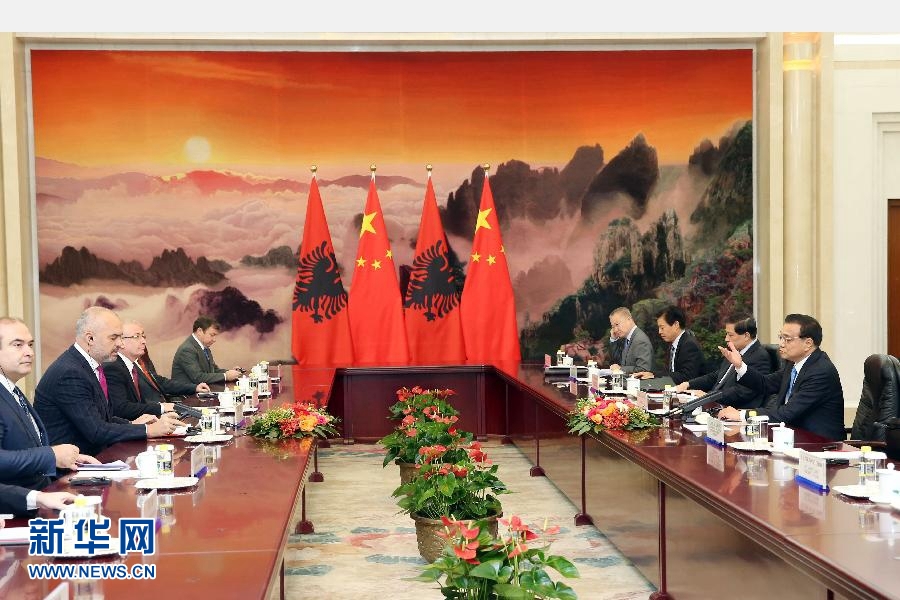 11月26日,中国国务院总理李克强在北京人民大会堂会见来华出席第四次中国-中东欧国家领导人会晤的阿尔巴尼亚总理拉马。新华社记者姚大伟摄 11月26日,中国国务院总理李克强在北京人民大会堂会见来华出席第四次中国-中东欧国家领导人会晤的阿尔巴尼亚总理拉马。新华社记者姚大伟摄