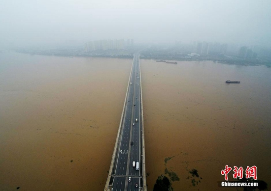 11月18日，湘江长沙段水位持续上涨。自11月11日以来，湖南省南部出现连续强降雨，局部地区大暴雨。受强降雨影响，湘江中上游发生了1961年有气象记录以来最大冬汛，湘江部分站点超警戒水位。杨华峰 摄