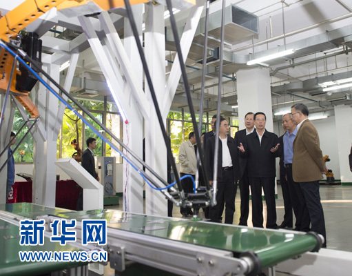 11月29日至12月1日,中共中央政治局常委、国务院副总理张高丽在广东调研“一带一路”建设、自由贸易试验区建设、创新驱动发展等工作。这是11月30日,张高丽在广州数控设备有限公司调研高端装备制造业发展情况。新华社记者 王晔 摄 11月29日至12月1日,中共中央政治局常委、国务院副总理张高丽在广东调研“一带一路”建设、自由贸易试验区建设、创新驱动发展等工作。这是11月30日,张高丽在广州数控设备有限公司调研高端装备制造业发展情况。新华社记者 王晔 摄