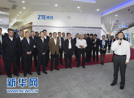 11月29日至12月1日,中共中央政治局常委、国务院副总理张高丽在广东调研“一带一路”建设、自由贸易试验区建设、创新驱动发展等工作。这是11月30日,张高丽在深圳市中兴通讯股份有限公司调研创新驱动发展的相关情况。新华社记者 王晔 摄 11月29日至12月1日,中共中央政治局常委、国务院副总理张高丽在广东调研“一带一路”建设、自由贸易试验区建设、创新驱动发展等工作。这是11月30日,张高丽在深圳市中兴通讯股份有限公司调研创新驱动发展的相关情况。新华社记者 王晔 摄