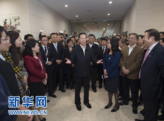 11月29日至12月1日,中共中央政治局常委、国务院副总理张高丽在广东调研“一带一路”建设、自由贸易试验区建设、创新驱动发展等工作。这是11月30日,张高丽在深圳市华为技术有限公司看望公司研发人员。新华社记者 王晔 摄 11月29日至12月1日,中共中央政治局常委、国务院副总理张高丽在广东调研“一带一路”建设、自由贸易试验区建设、创新驱动发展等工作。这是11月30日,张高丽在深圳市华为技术有限公司看望公司研发人员。新华社记者 王晔 摄
