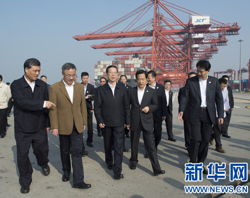 11月29日至12月1日,中共中央政治局常委、国务院副总理张高丽在广东调研“一带一路”建设、自由贸易试验区建设、创新驱动发展等工作。这是11月30日,张高丽在中国(广东)自由贸易试验区深圳前海蛇口片区察看集装箱码头。新华社记者 王晔 摄 11月29日至12月1日,中共中央政治局常委、国务院副总理张高丽在广东调研“一带一路”建设、自由贸易试验区建设、创新驱动发展等工作。这是11月30日,张高丽在中国(广东)自由贸易试验区深圳前海蛇口片区察看集装箱码头。新华社记者 王晔 摄