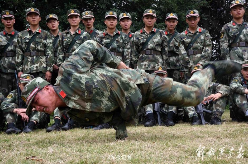 武警炫目街舞秀绝活儿单手倒立拿大顶