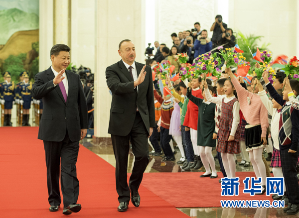 12月10日,国家主席习近平在北京人民大会堂同阿塞拜疆总统阿利耶夫举行会谈。这是会谈前,习近平在人民大会堂北大厅为阿利耶夫举行欢迎仪式。新华社记者李学仁摄 12月10日,国家主席习近平在北京人民大会堂同阿塞拜疆总统阿利耶夫举行会谈。这是会谈前,习近平在人民大会堂北大厅为阿利耶夫举行欢迎仪式。新华社记者李学仁摄
