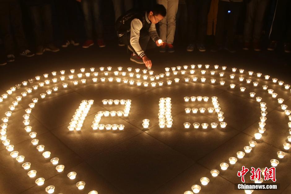 南京大学生点燃烛光祭奠遇难同胞寄哀思