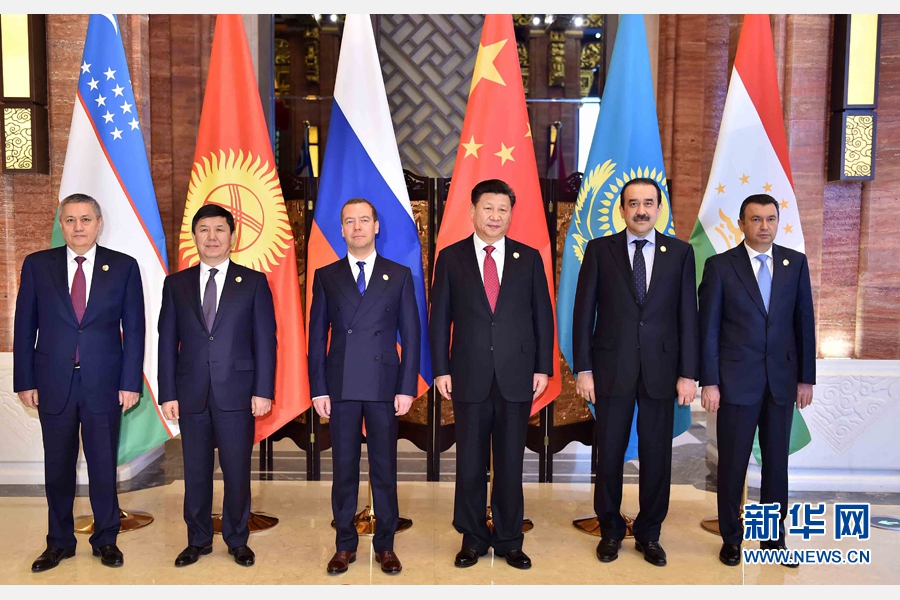 12月16日,国家主席习近平在浙江省乌镇集体会见上海合作组织成员国领导人哈萨克斯坦总理马西莫夫、吉尔吉斯斯坦总理萨里耶夫、俄罗斯总理梅德韦杰夫、塔吉克斯坦总理拉苏尔佐达、乌兹别克斯坦第一副总理阿齐莫夫。 新华社记者 李涛 摄 12月16日,国家主席习近平在浙江省乌镇集体会见上海合作组织成员国领导人哈萨克斯坦总理马西莫夫、吉尔吉斯斯坦总理萨里耶夫、俄罗斯总理梅德韦杰夫、塔吉克斯坦总理拉苏尔佐达、乌兹别克斯坦第一副总理阿齐莫夫。 新华社记者 李涛 摄