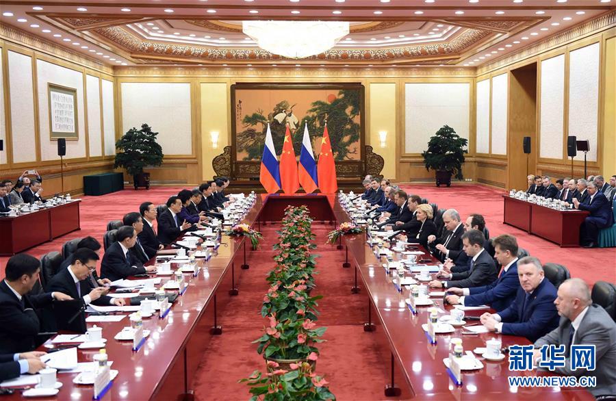 12月17日,国务院总理李克强在北京人民大会堂同俄罗斯总理梅德韦杰夫共同主持中俄总理第二十次定期会晤。 新华社记者张铎摄 12月17日,国务院总理李克强在北京人民大会堂同俄罗斯总理梅德韦杰夫共同主持中俄总理第二十次定期会晤。 新华社记者张铎摄