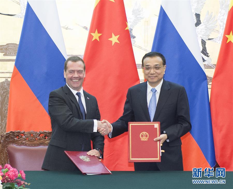 这是会晤后,李克强与梅德韦杰夫共同签署《中俄总理第二十次定期会晤联合公报》。新华社记者王晔摄 这是会晤后,李克强与梅德韦杰夫共同签署《中俄总理第二十次定期会晤联合公报》。新华社记者王晔摄