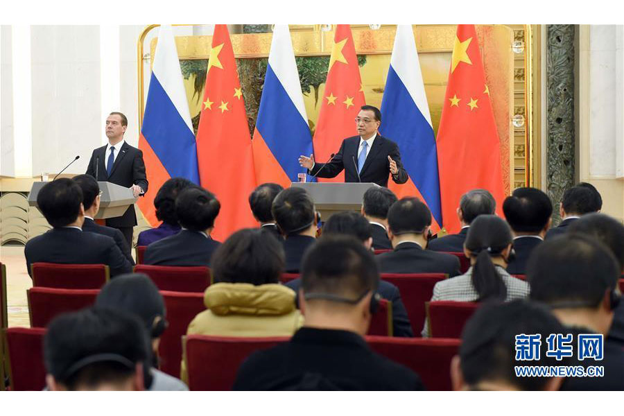 这是会晤后,李克强与梅德韦杰夫共同会见记者。新华社记者张铎摄 这是会晤后,李克强与梅德韦杰夫共同会见记者。新华社记者张铎摄