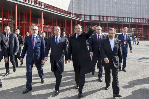 12月15日中午13时许,在签字仪式和共见记者后,李克强打破既定议程,邀请与会的各国领导人走出会场,在湖边栈道上漫步交谈了十多分钟。