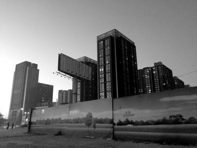 河北燕郊90亩土地闲置10余年 居民圈起种大白菜