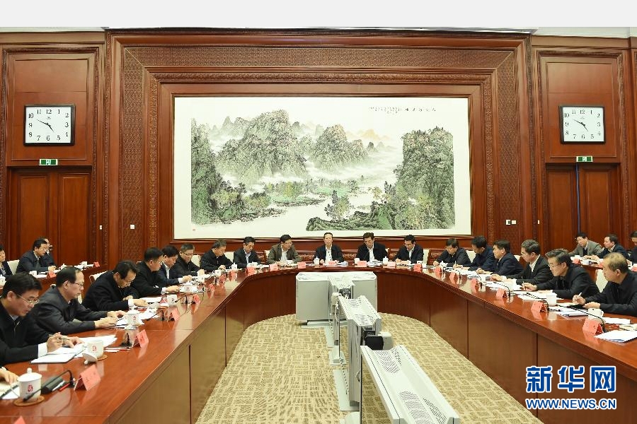 1月4日，中共中央政治局常委、国务院副总理张高丽在北京市调研并主持召开大气污染防治工作座谈会，听取北京市委市政府的汇报和意见建议。新华社记者 王晔 摄