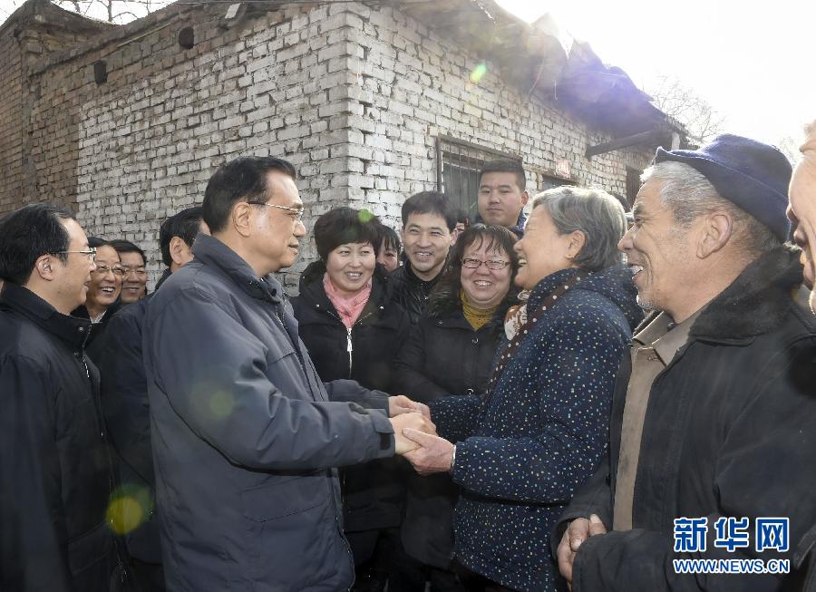 1月4日至5日，中共中央政治局常委、国务院总理李克强在山西省太原市考察。这是1月4日，李克强在杏花岭小北关棚户区与居民交谈。 新华社记者 谢环驰 摄 