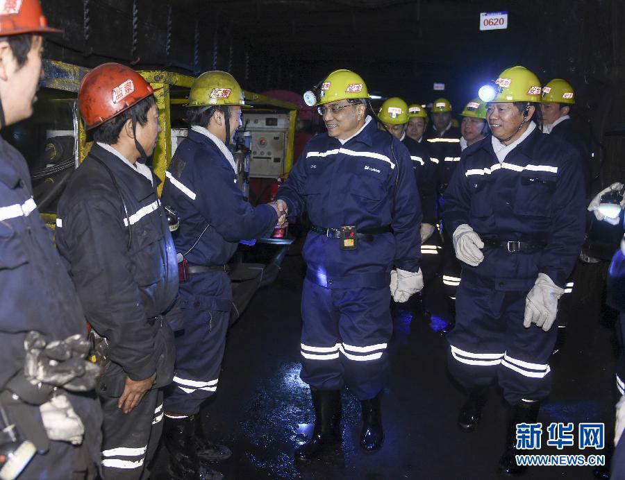 1月4日至5日，中共中央政治局常委、国务院总理李克强在山西省太原市考察。这是1月5日，李克强在西山煤电集团官地矿几百米深的工作面，与正在作业的矿工交谈。 新华社记者 谢环驰 摄