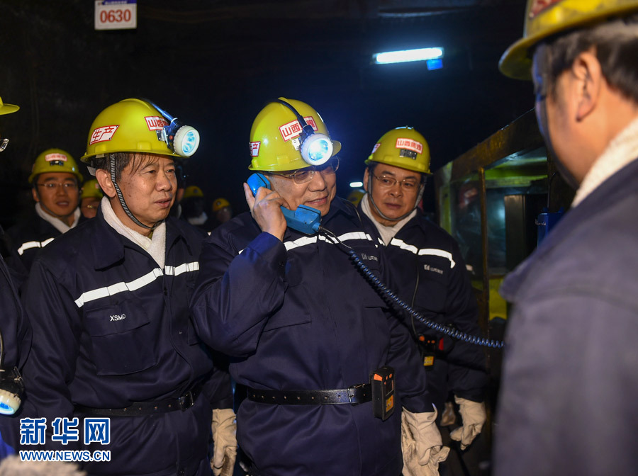 1月4日至5日，中共中央政治局常委、国务院总理李克强在山西省太原市考察。这是1月5日，李克强在西山煤电集团官地矿几百米深的工作面，拿起电话向地面值班室查问矿井瓦斯监测浓度，叮嘱大家把安全放在第一位。 新华社记者 谢环驰 摄