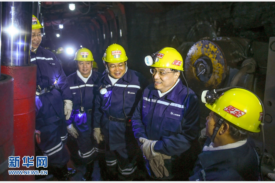 1月4日至5日，中共中央政治局常委、国务院总理李克强在山西省太原市考察。这是1月5日，李克强在西山煤电集团官地矿几百米深的工作面实地察看。 新华社记者 谢环驰 摄