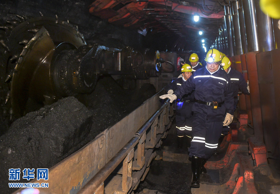 1月4日至5日，中共中央政治局常委、国务院总理李克强在山西省太原市考察。这是1月5日，李克强在西山煤电集团官地矿几百米深的工作面实地察看。 新华社记者 谢环驰 摄