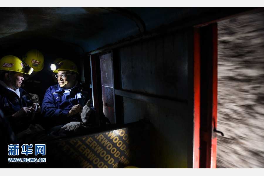 1月4日至5日，中共中央政治局常委、国务院总理李克强在山西省太原市考察。这是1月5日，李克强从西山煤电集团官地矿几百米深的工作面乘坐矿车返回井上。 新华社记者 谢环驰 摄