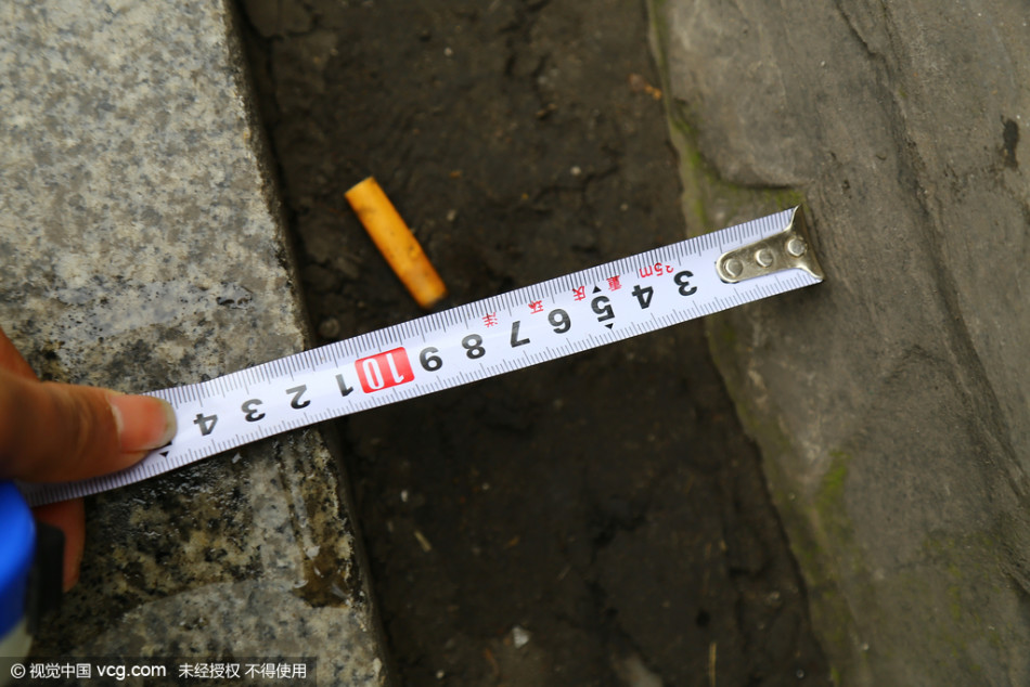 重庆一最窄人行道不足10厘米 市民贴壁而行