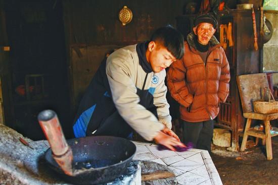 叶石云替爷爷整理厨房 本版图片均由叶小平摄