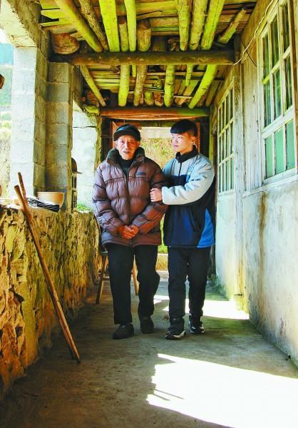 叶石云担心爷爷腿脚不便，经常搀扶老人 叶小平摄