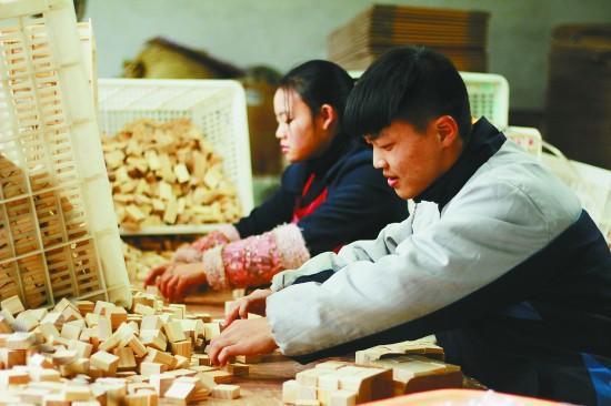 叶石云在玩具厂打工 叶小平摄