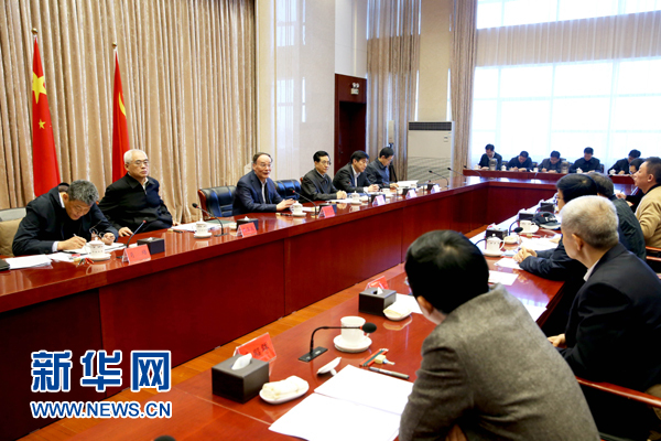 2015年12月16日，中共中央政治局常委、中央纪委书记王岐山在北京主持召开专家学者座谈会，就筹备中央纪委六次全会、谋划好2016年纪律检查工作，听取意见建议。新华社记者 马占成 摄