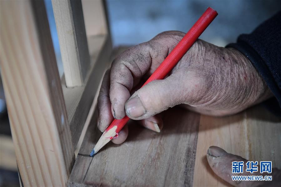 （图片故事）（4）爱心爷爷的小板凳