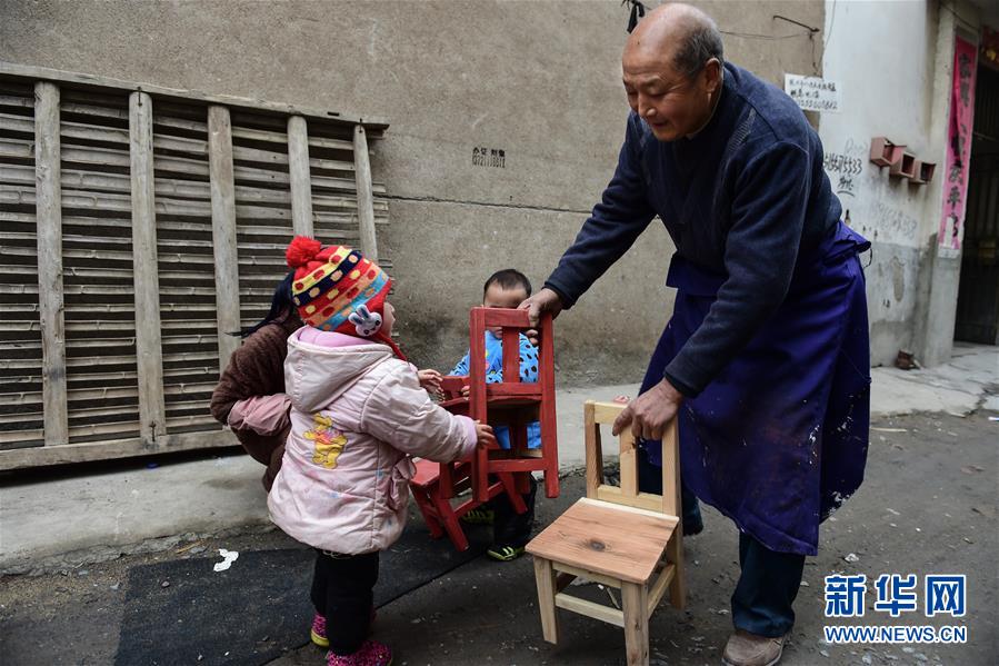 （图片故事）（7）爱心爷爷的小板凳