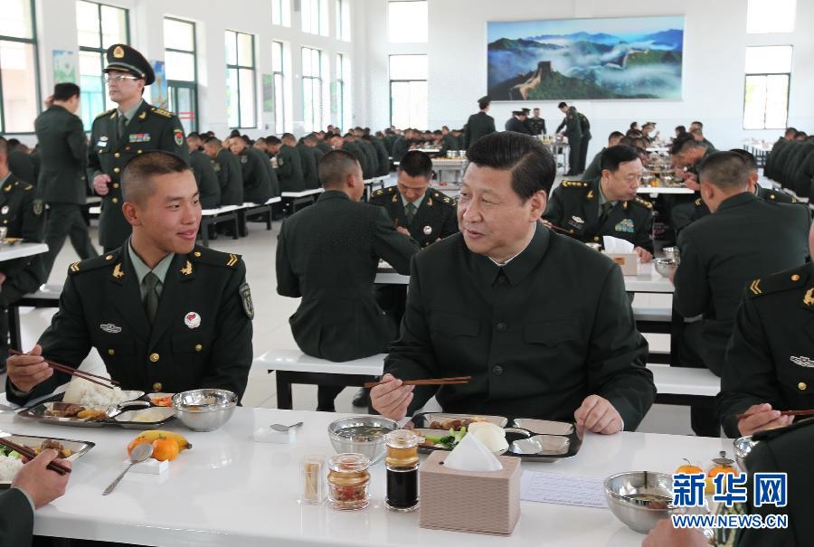 这是2012年12月，习近平视察广州军区时与部队士兵共进午餐。
